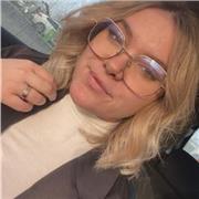 Professeur particulier donne soutien scolaire aux enfants de primaire